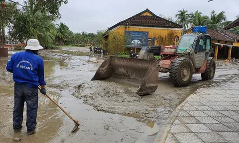 Hối hả dọn bùn sau mưa lũ ở Hội An
